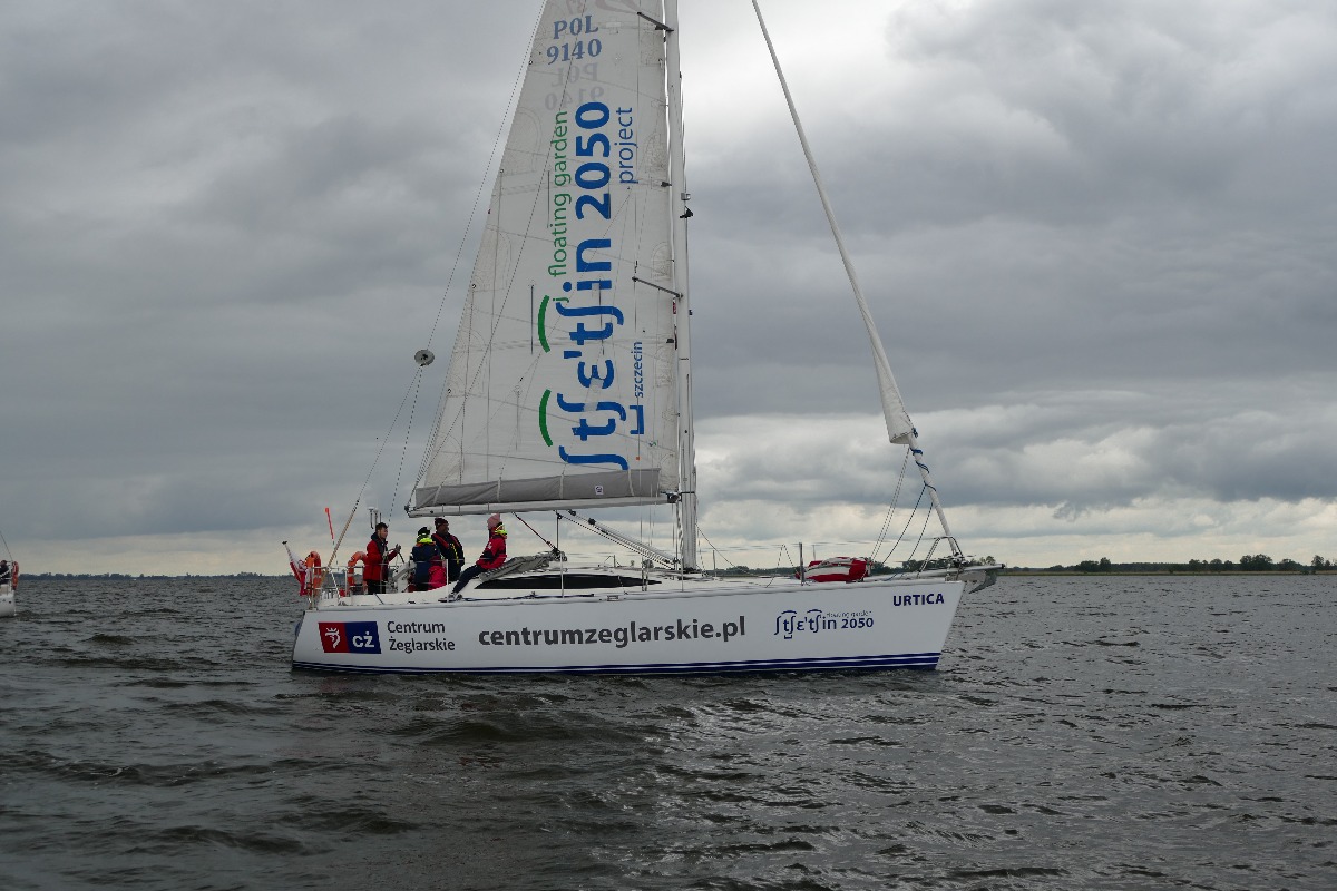 Jacht na jeziorze Dąbie